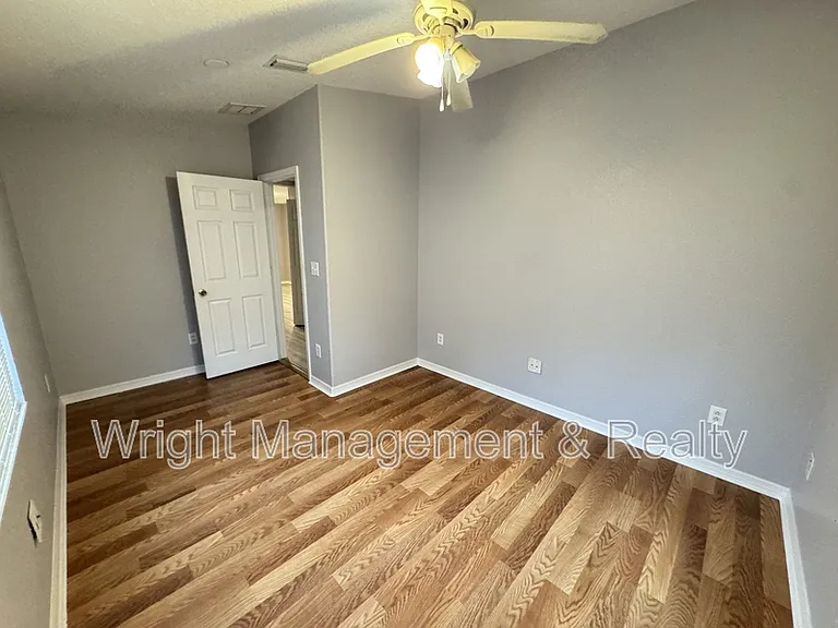 545 Pine St — Photo 13