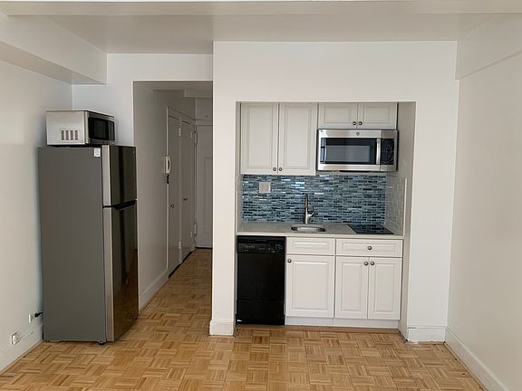 2nd image of 320 E 42nd St APT 708