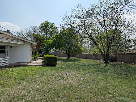 2nd image of 806 Lewis Dr