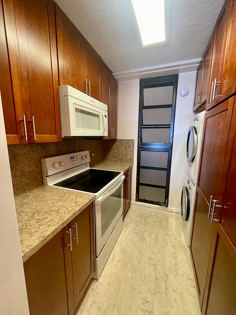 25th Floor Condo with Diamond Head and Ocean views. — Photo 4