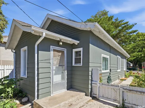 325 M AVENUE N, Saskatoon, SK S7L 2S4
