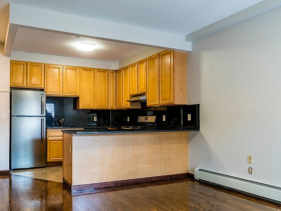 5th image of 1047 47th Ave APT 2R