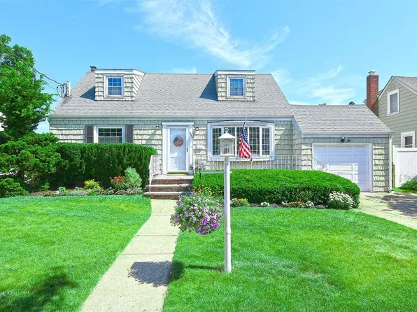 253 N Nassau Avenue, Massapequa, NY 11758
