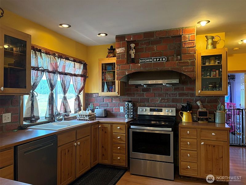 2nd image of 10 Sunset Lane