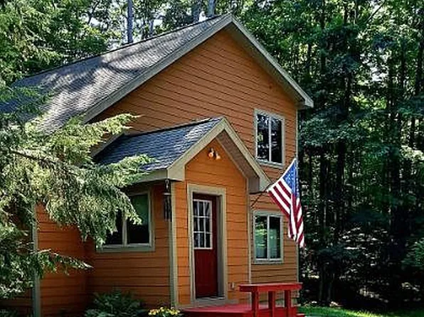 165 Wild Cherry Ln, Harbor Springs, MI 49740