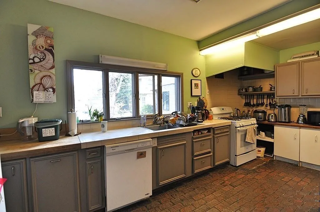 5 bed, 2900 sqft, $1,500 — Photo 2