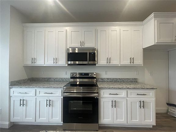 5th image of 4034 Oak Glenn Dr