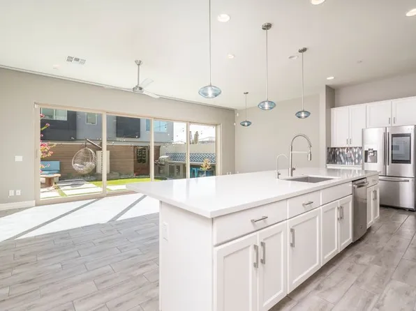 1977 W Kinfield Trl, Phoenix, AZ 85085