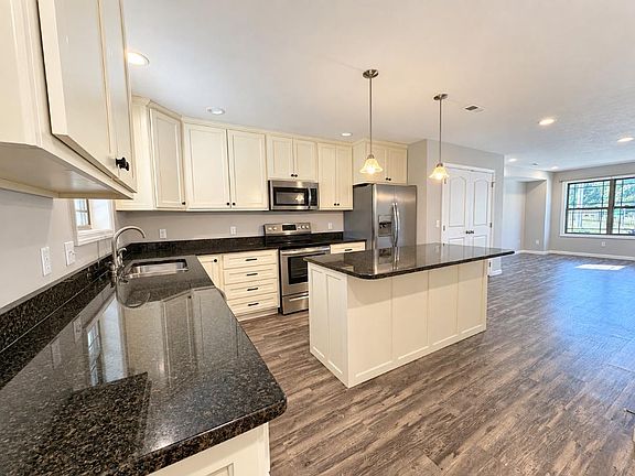 5th image of 829 Riverview Ln