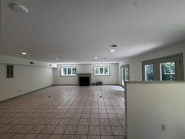 3 bed, 1976 sqft, $2,595 — Photo 2