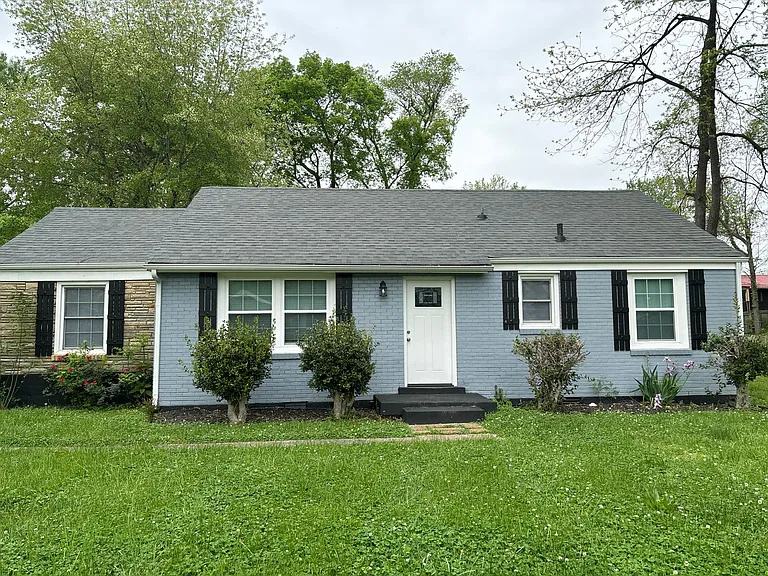 135 N Meadow Dr — Photo 1