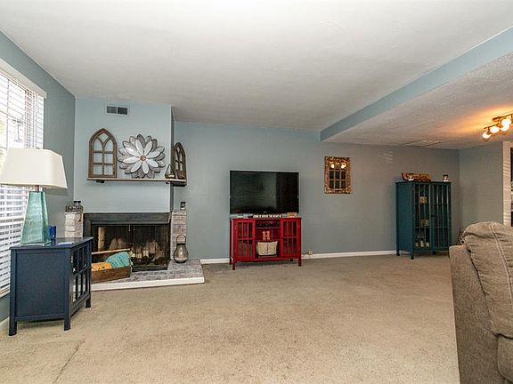 4th image of 950 Woodlyn Dr N