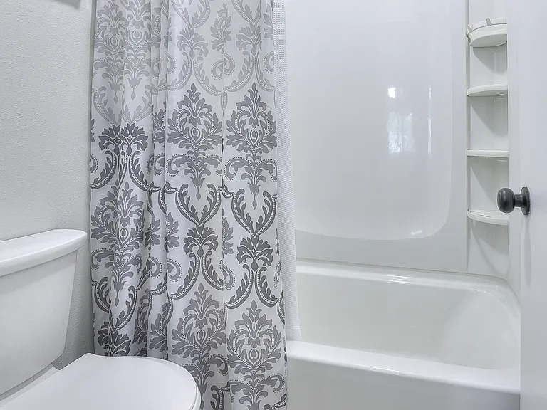 2480 N Graceland Ave #5 — Photo 3