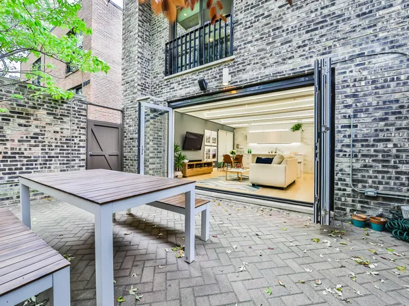 820 W Wolfram St, Chicago, IL 60657