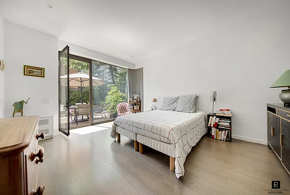 Sold by R New York | media 22