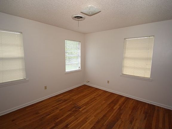 3rd image of 401 E Avenue B