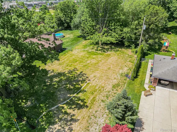 45215 Fairchild Rd, Macomb, MI 48042