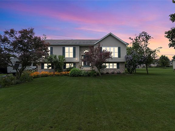 3rd image of 123 Fiore Ln