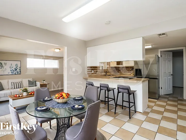 509 W 3rd Pl — Photo 5