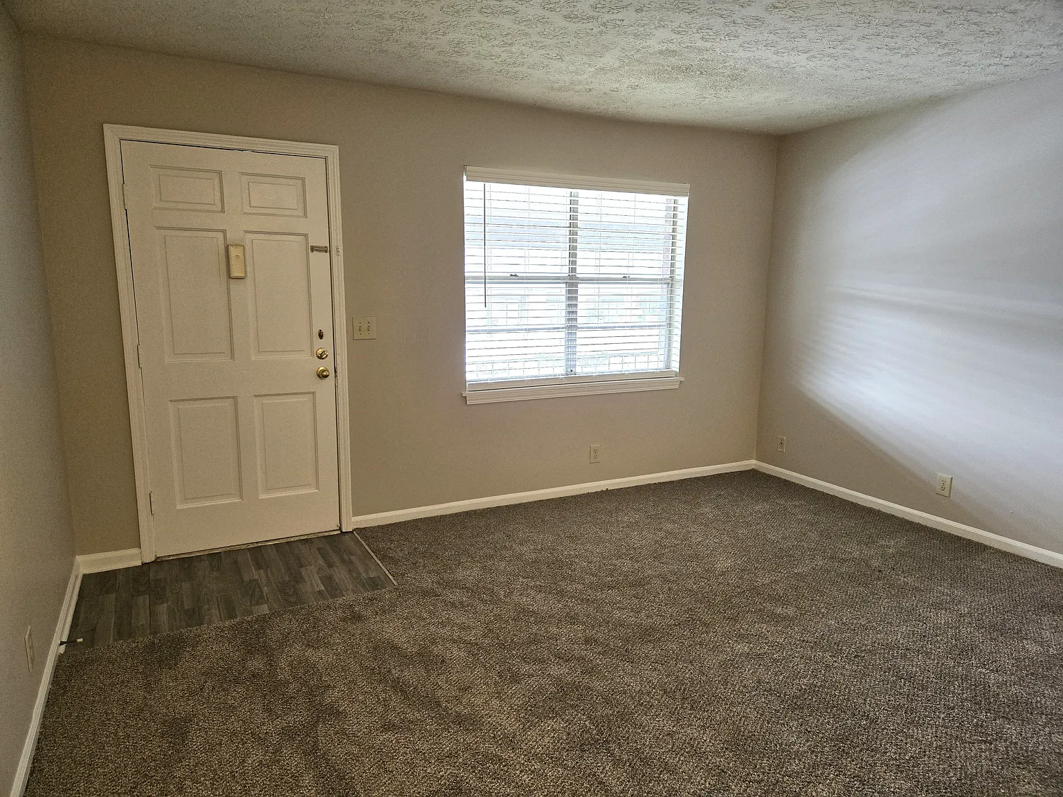 Del Rio Apartments — Photo 3