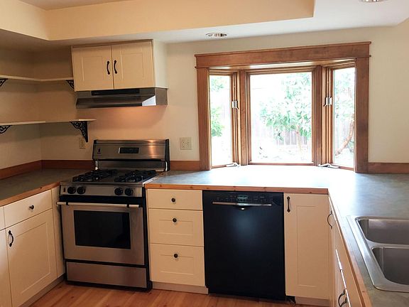 Gas range and Bosch dishwasher