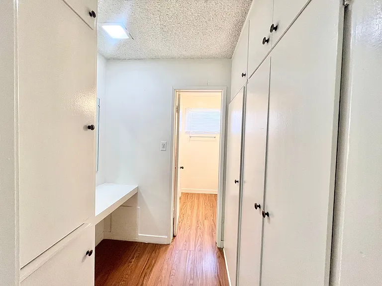 Top-Floor 1 Bedroom in Quiet Bluff Heights Courtyard Complex — Photo 7