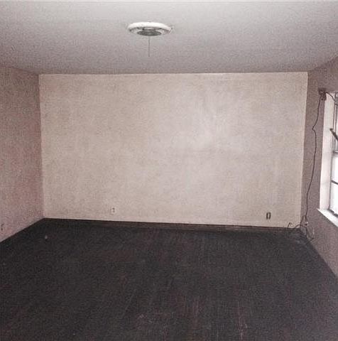 2nd image of 2858 Royal Ln
