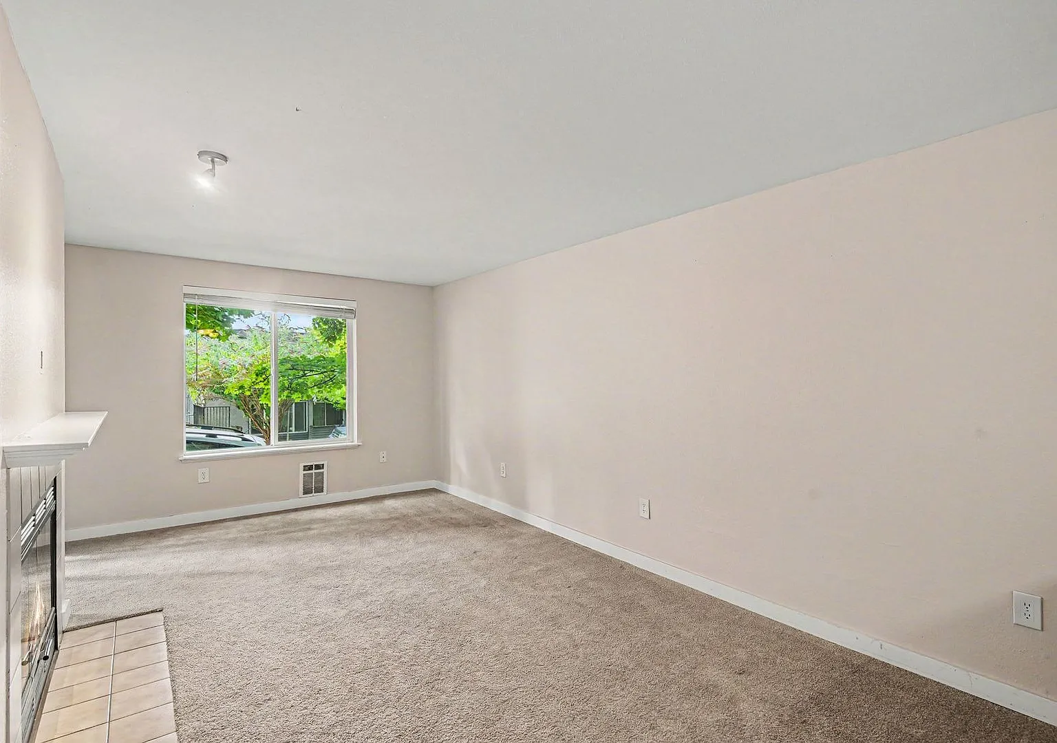 Charming Ground-Floor Condo in the Heart of Greenwood! $1,700 only!! August move in! — Photo 4