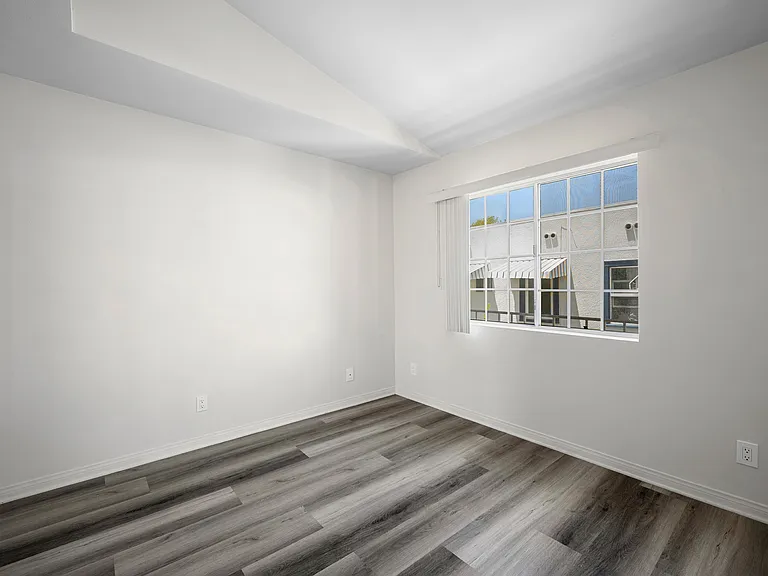 318 N Kenwood St #105 — Photo 21