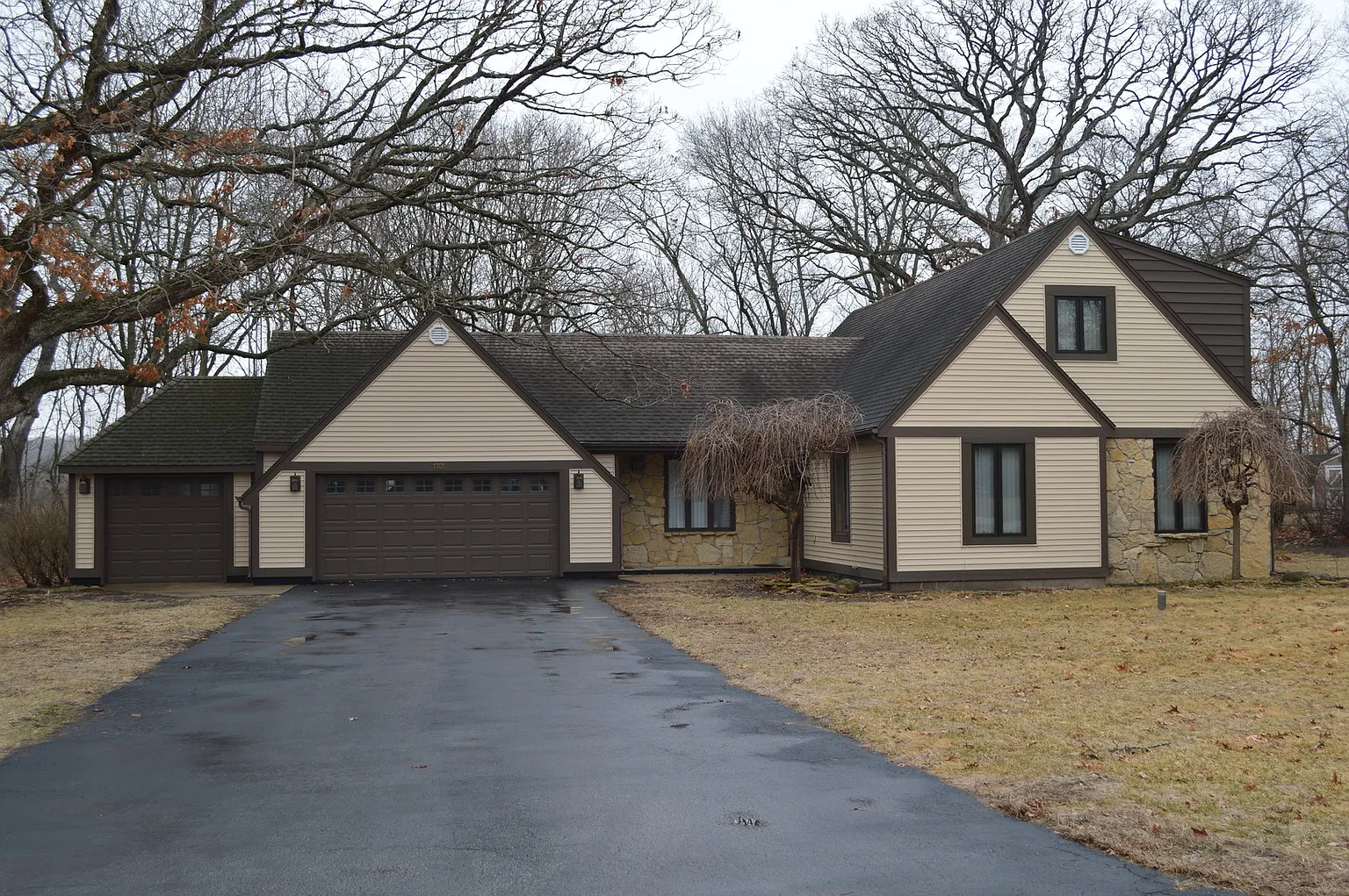 1701 Woodcrest Dr photo 1