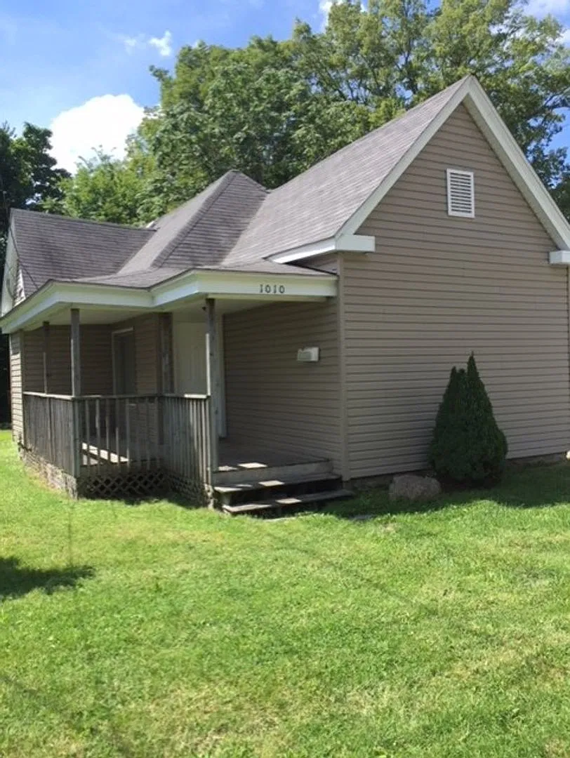 3 Bed 2 Bath Home — Photo 3