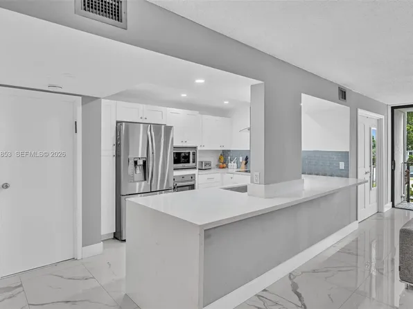 1000 Parkview Dr, Hallandale, FL