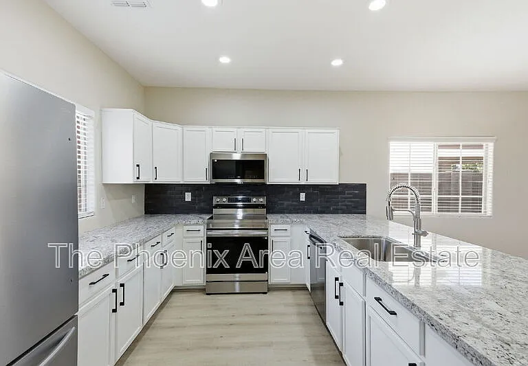 554 E San Carlos Way — Photo 4