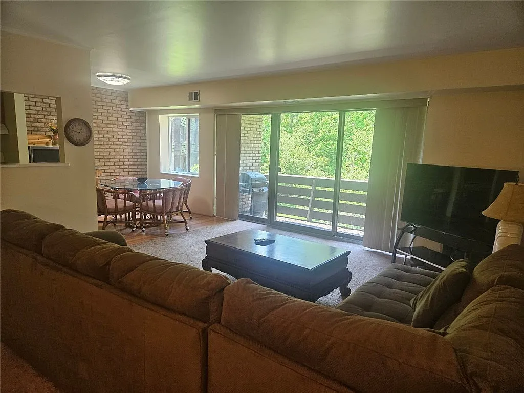 2 bed, 1053 sqft, $1,400 — Photo 3