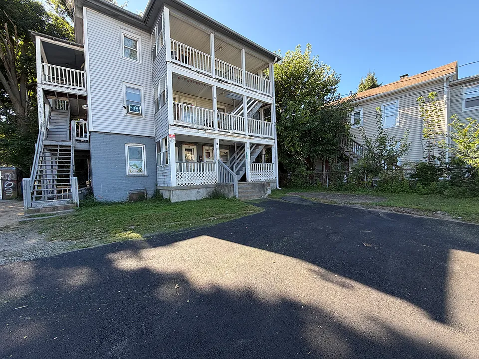 37 N Leonard St #1S