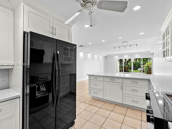 5th image of 392 Golfview Rd APT A