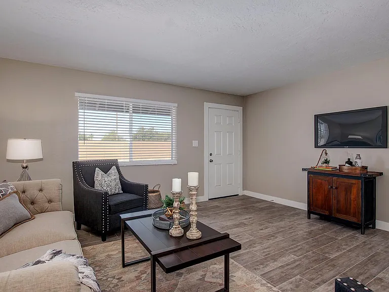 605 S Priest Dr — Photo 4