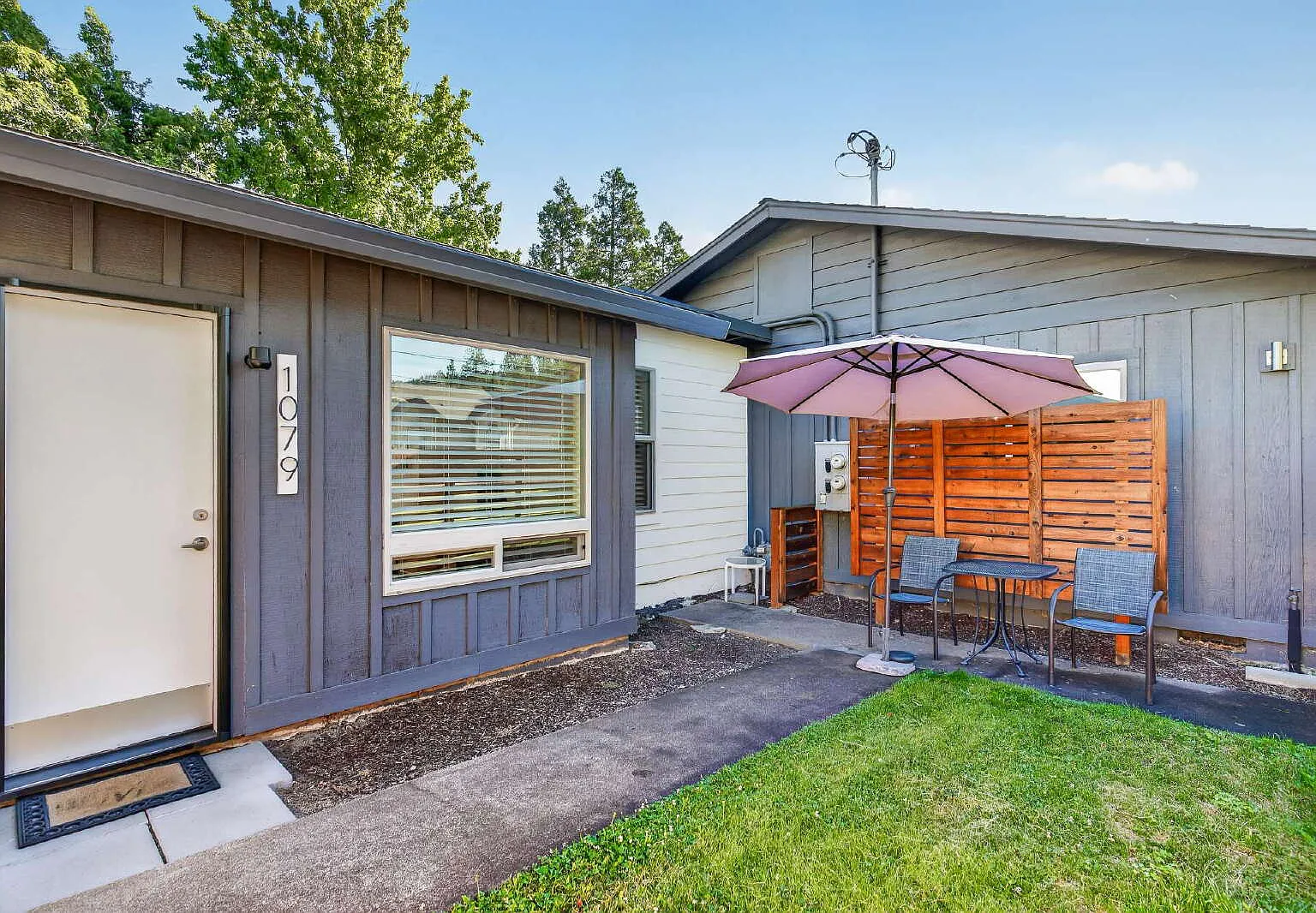 For Rent Beautiful Fully Furnished 1 Bedroom ADU in Ashland — Photo 4