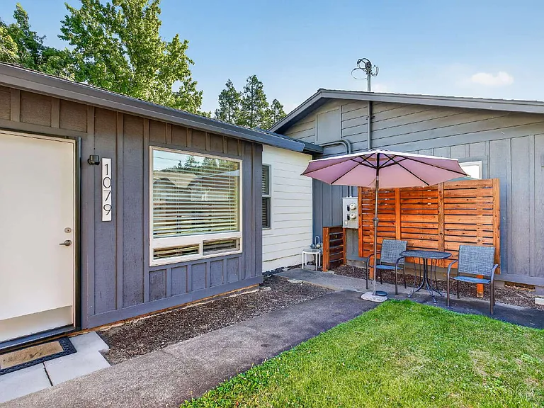 1079 Bellview Ave — Photo 5