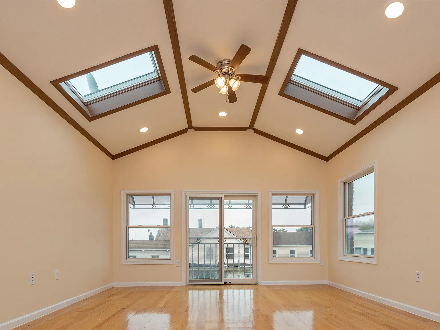 3 bed, 2.0 bath, 1450 sqft, $2,700 — Photo 2