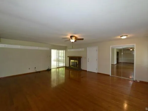 568 Burlington Mill Dr, Ballwin, MO 63011