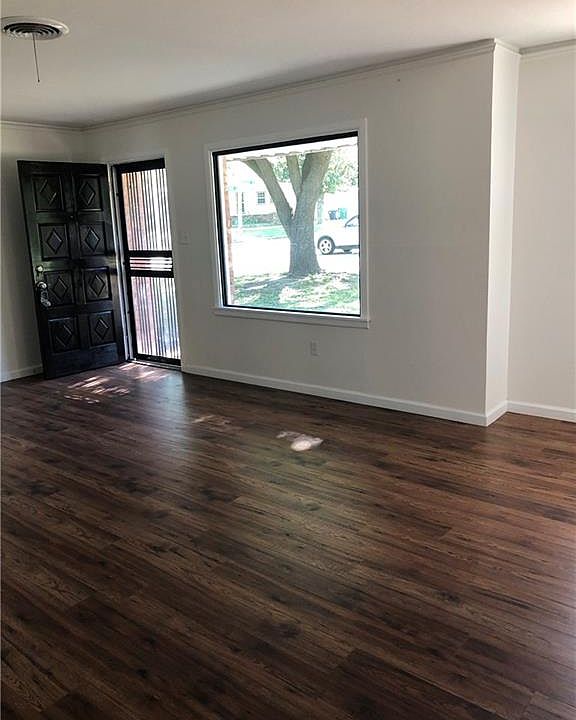 2nd image of 1561 Montclair Dr