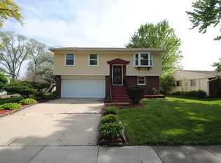 511 Hillside Dr, Streamwood, IL 60107