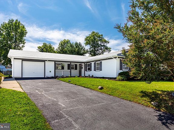 2nd image of 18 Eden Rock Ln