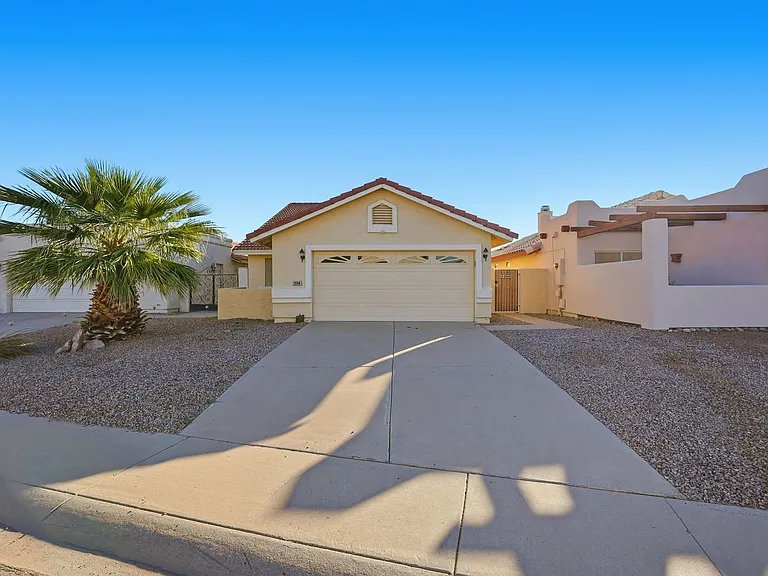 2094 N Sweetwater Dr — Photo 1