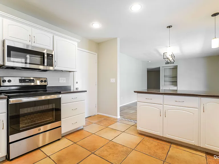9641 N 41st Dr — Photo 3