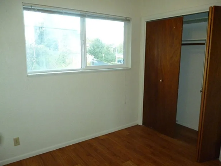 503 W Commercial Ave — Photo 8