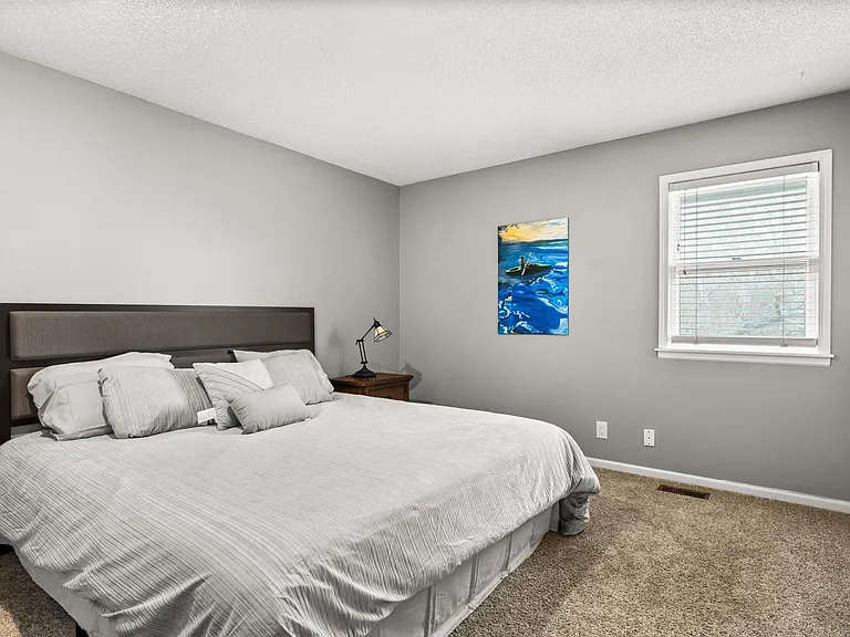 910 E Summit St — Photo 5