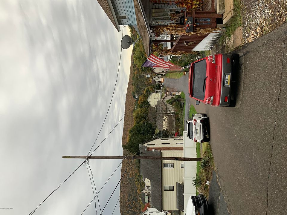 2nd image of 310 Oak St