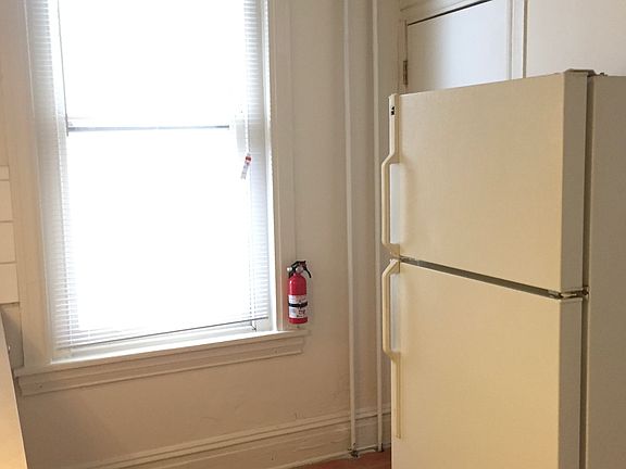 5th image of 809 N Van Buren St APT 1A